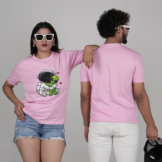 Astronaut & Alein love in pink T-Shirt