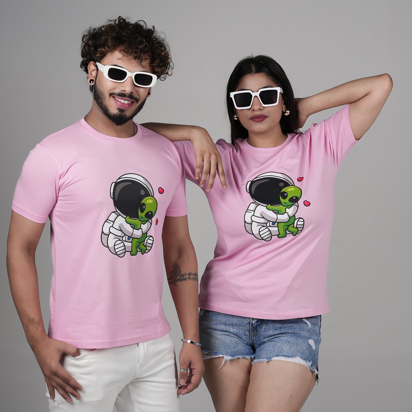 Astronaut & Alein love in pink T-Shirt