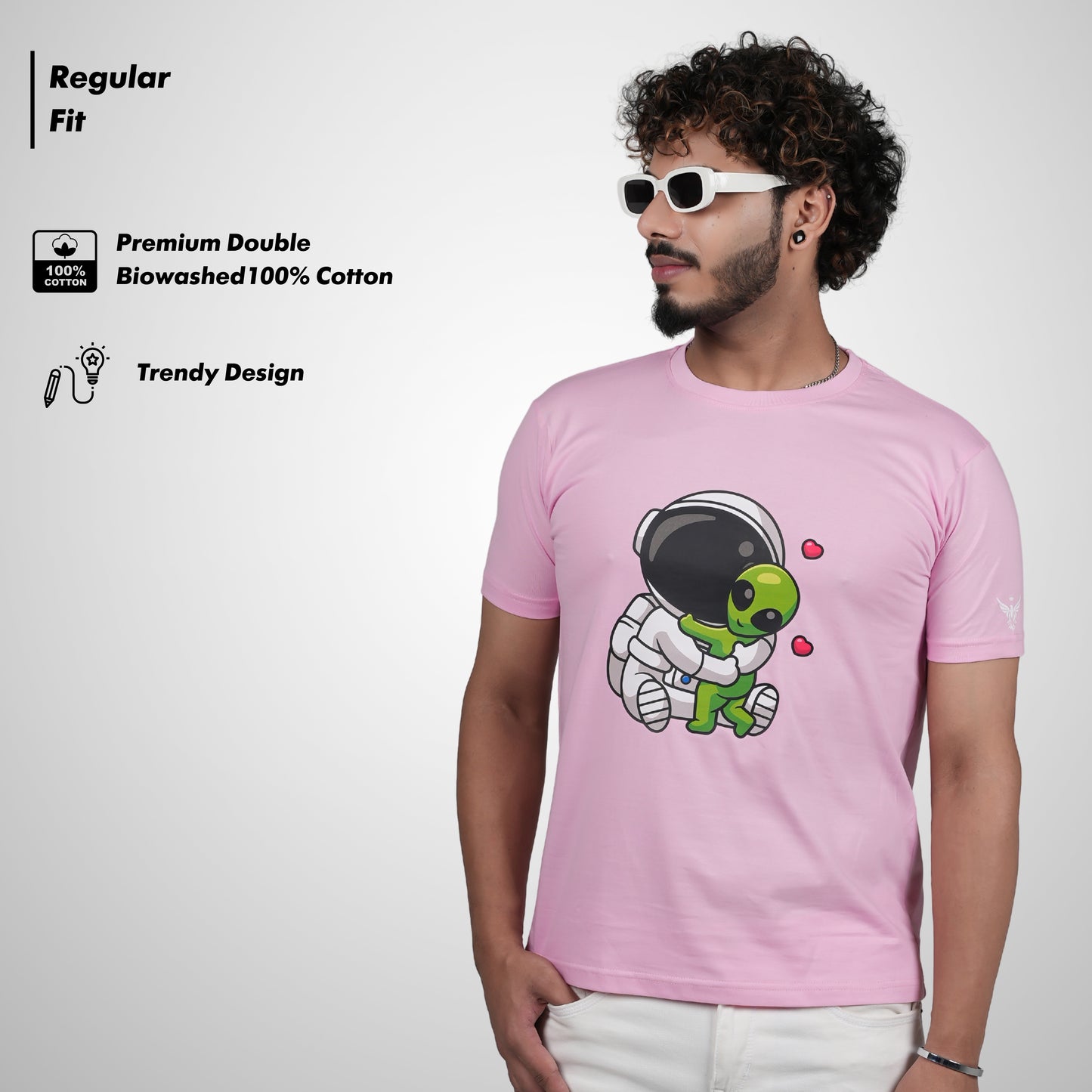 Astronaut & Alein love in pink T-Shirt